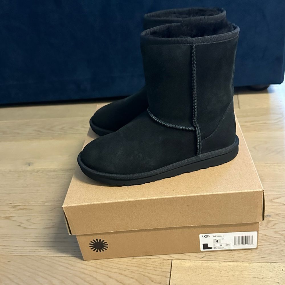 UGG Classic II Boots For Kids Size US 4 (BLACK & CHESTNUT). Worn twice, Like New - Picture 12 of 14